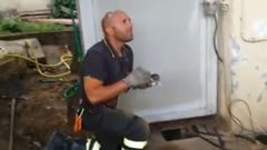 子猫を救出できて思わず涙がこぼれる消防士