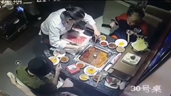 火鍋の中に落ちたライターを取ろうとしたが爆発