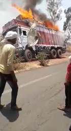 村人たちが炎上するトラックから運転手を救出
