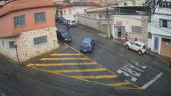 坂を滑り落ちるトラックから即座に逃げる車