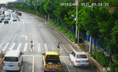 間一髪で衝突を回避した少年と車