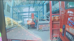 危うく金属の柱が直撃しそうだった作業員