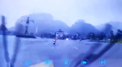 原付で走る女性の真横に落雷