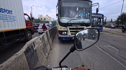 対向車線に進入したバイクがバスと衝突寸前