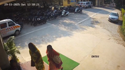 歩行者と歩行者の間をすり抜ける暴走車