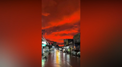 豪雨の後に真っ赤に染まる空