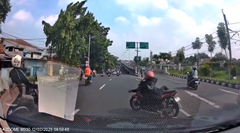 追突したバイクがコントロールを失い危機一髪