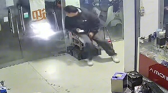 予想外の事故に巻き込まれた店員