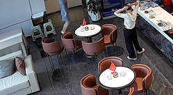 縄跳びでパンツが脱げて吹き飛ぶ