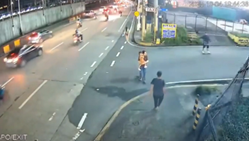 道路に入ってきたスケートボードでバイクが転倒