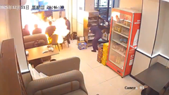 カセットコンロが爆発しテーブルが炎に包まれる