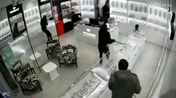 煙幕に襲われ宝石強盗を諦めた覆面集団