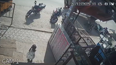 横転したトラックが突っ込んでくるも無傷の少女