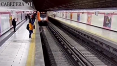 駅に入ってきた列車が爆発