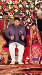 結婚式で新郎新婦が座るステージが崩壊