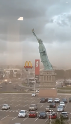 強風で像が倒壊