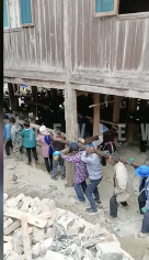 建物ごと持ち上げ移動する住民