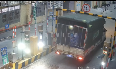 通過できずバーを破壊するトラック