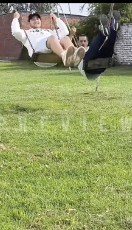 ブランコから落ちると同時にズボンが脱げちゃった