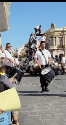 パレード中バランスを崩しパフォーマンス失敗