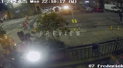 自転車で大きなクリスマスオブジェを盗む男