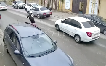 道路を渡ろうとして車同士の衝突を引き起こす歩行者