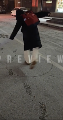 足で完璧な円を描く女性