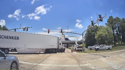 クレーン車で作業してたら危機一髪