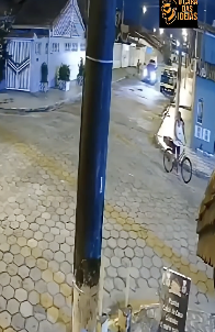 電線に引っかかり浮き上がる自転車