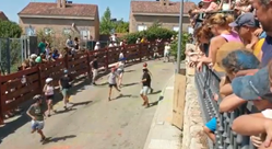 牛追いの代わりに登場した巨大ボールが危険すぎる