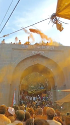 祝賀パレードで大量の粉を撒いていたら突然発火