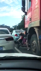 トラックの死角に入ったバイクが轢かれるも軽傷