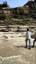 干上がった滝から突然水が勢いよく流れ落ちる