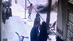 タクシーが縁石に衝突して命拾いした女性