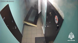 コンロの上のスプレー缶が爆発しドアが吹き飛ぶ