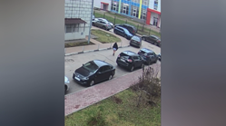 元恋人の車にマンホールの蓋を投げつける女