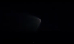 真っ暗な空を照らす謎の円錐形の光