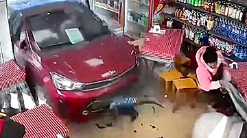突然車が店内に突っ込み危機一髪