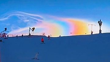 虹色の雲がスキー場に出現