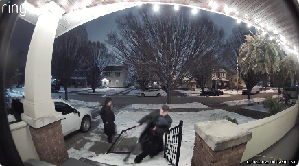 酔っ払いが雪の階段で滑って手すりを引っこ抜く