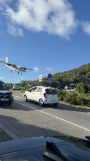 車スレスレを通って着陸する飛行機