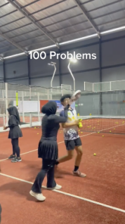 ラケットで素振りをしていたらよそ見男の顔面直撃