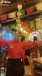 頭の上にグラスを乗せてバランスをとるウェイター