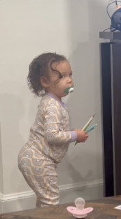 母に注意されて恐る恐る振り返る子ども