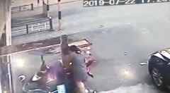 崩れ落ちてくる外壁から甥を守り大事故回避