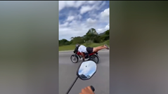 スーパーマンのスタントをしていて車に衝突