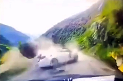 巨大な岩に車が押し潰されるも無事だった運転手