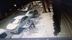 カフェでくつろぐ男性の頭上に窓ガラスが落下