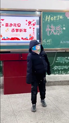 教科書を使って変面を披露する男の子