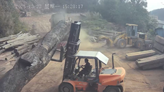 大きな丸太を下ろすフォークリフトに横転の危機